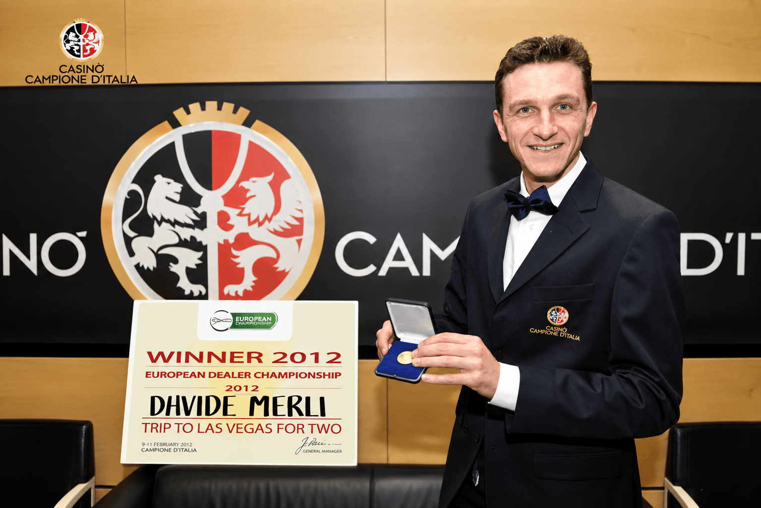 Davide Merli con la medaglia e il cartello WINNER 2012 dell’European Dealer Championship