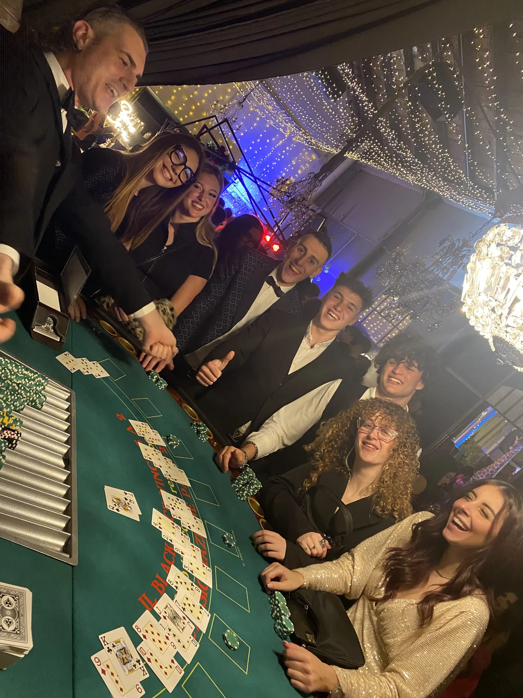 Ospiti sorridenti intorno a un tavolo da blackjack durante un evento Fun Casinò