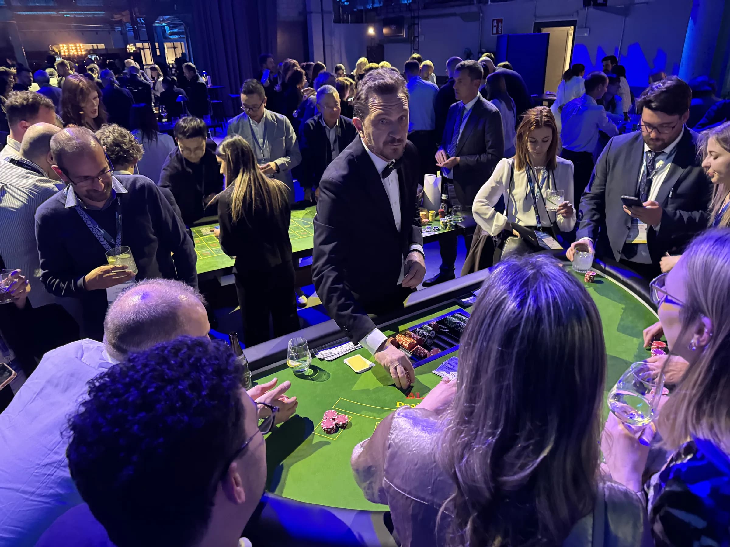Tavolo da blackjack circondato dagli ospiti durante un evento