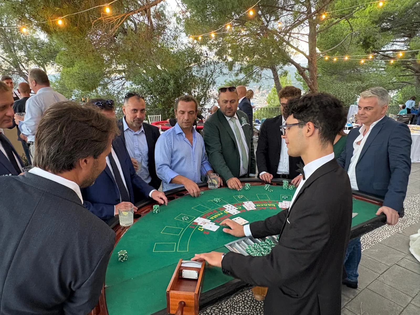 Croupier e ospiti intorno a un tavolo da blackjack all’aperto