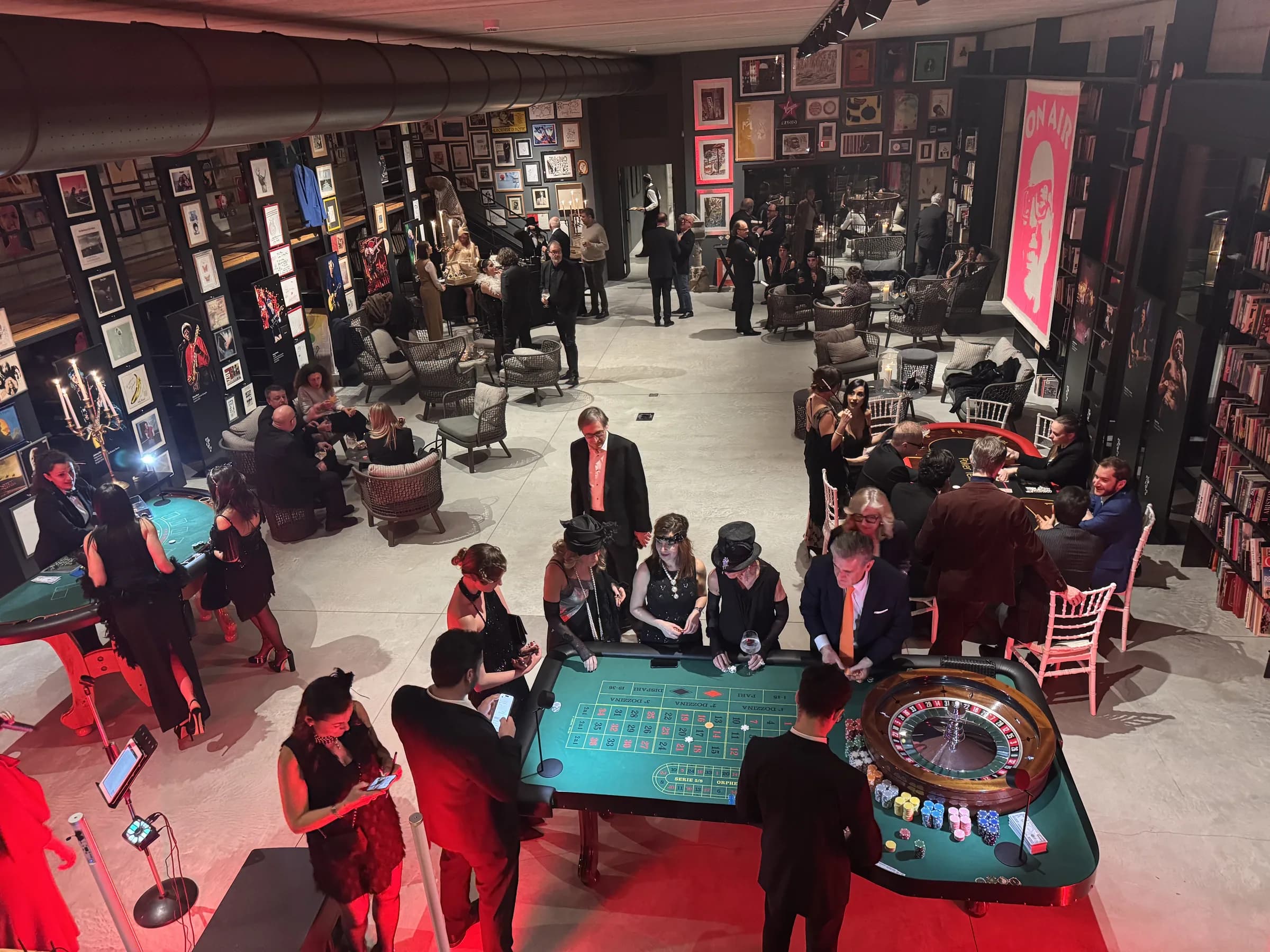 Sala evento con più tavoli da casinò e un tavolo da blackjack visibile a sinistra