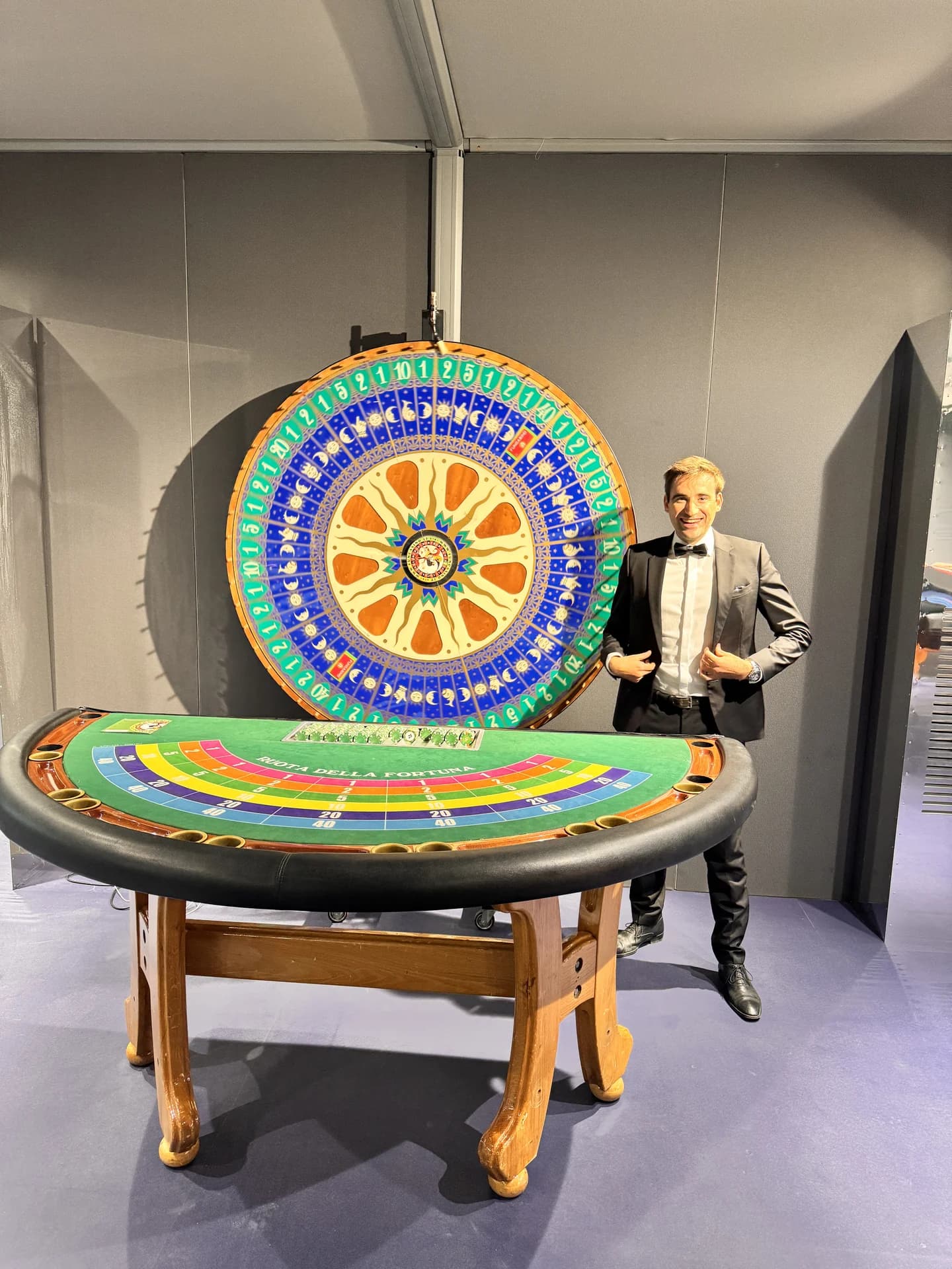 Croupier Fun Casinò accanto al tavolo della Ruota della Fortuna