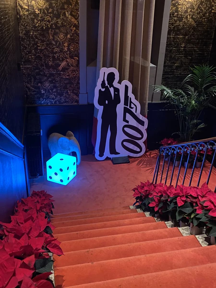 Allestimento a tema con scalinata, sagoma e dado luminoso