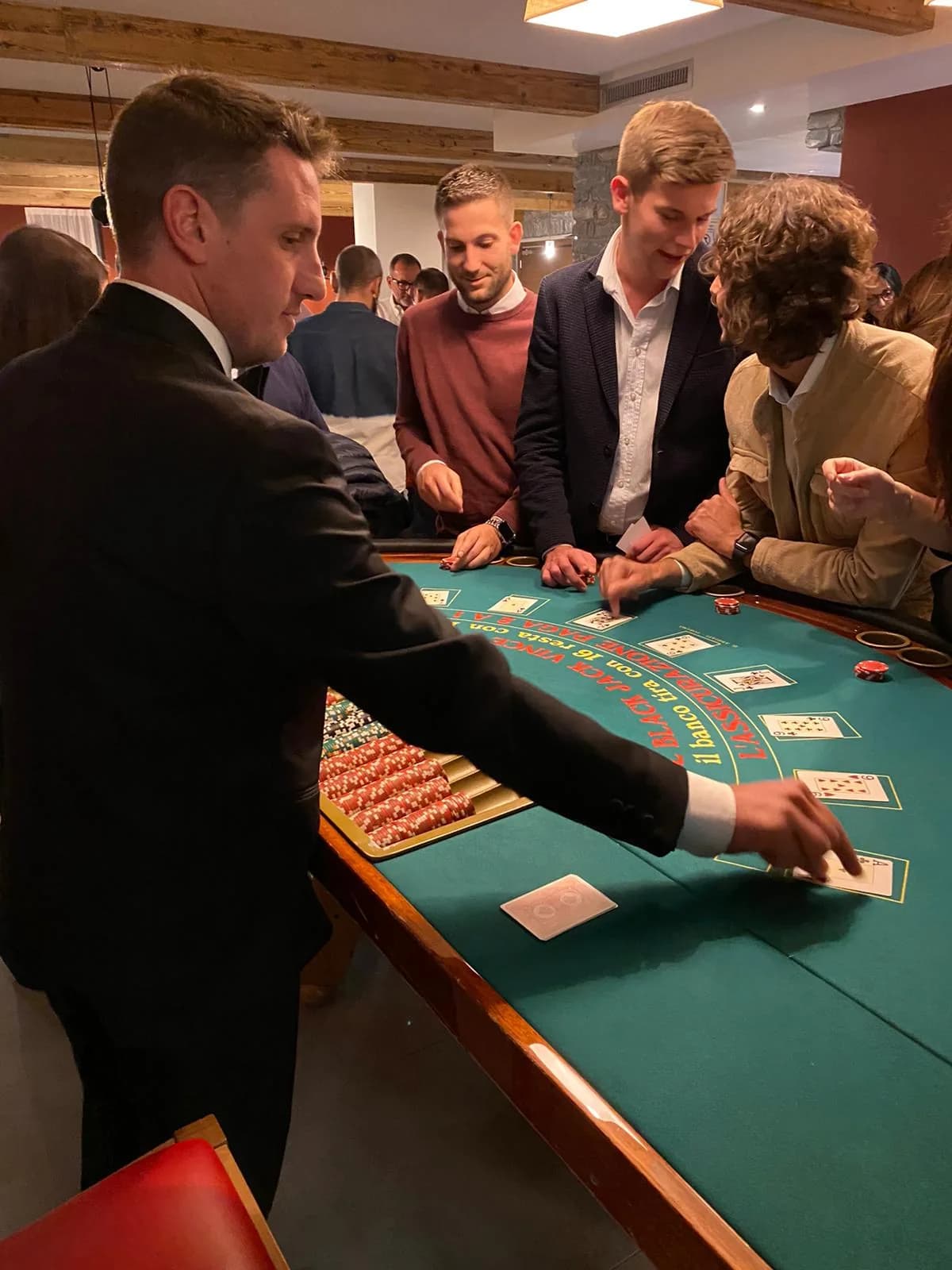Croupier Fun Casinò che conduce il tavolo con ospiti intorno