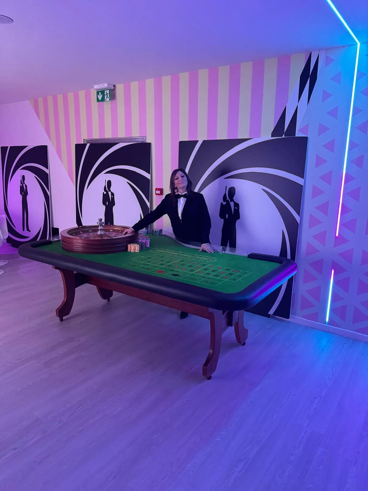 Croupier Fun Casinò in smoking durante la conduzione del tavolo