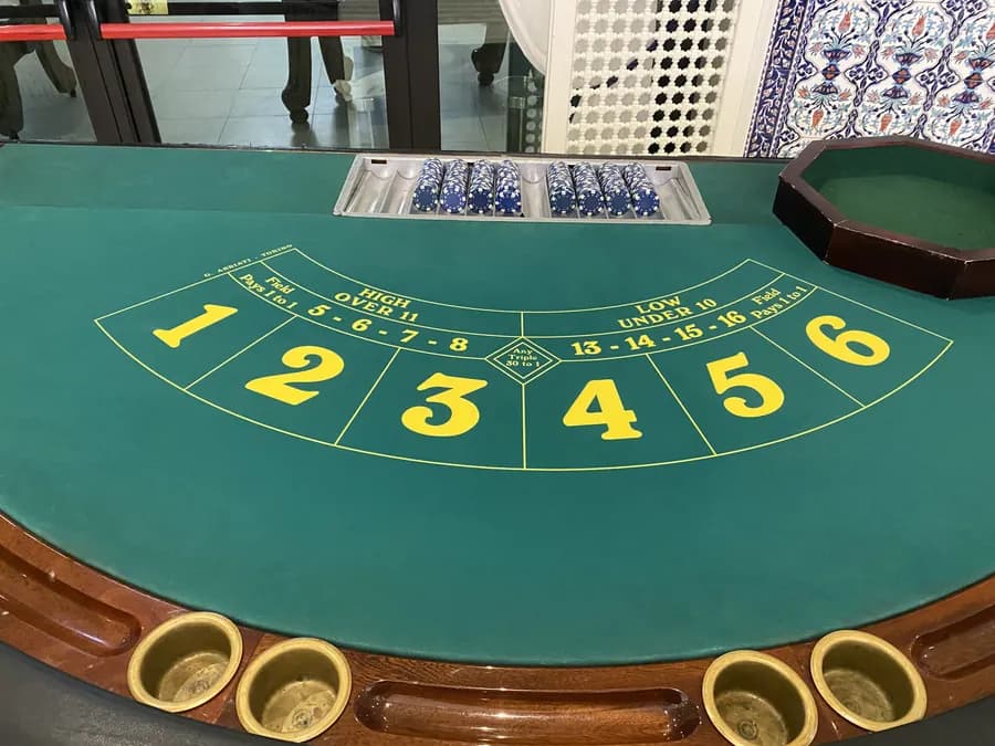 Dettaglio di feltro numerato Fun Casinò con fiches