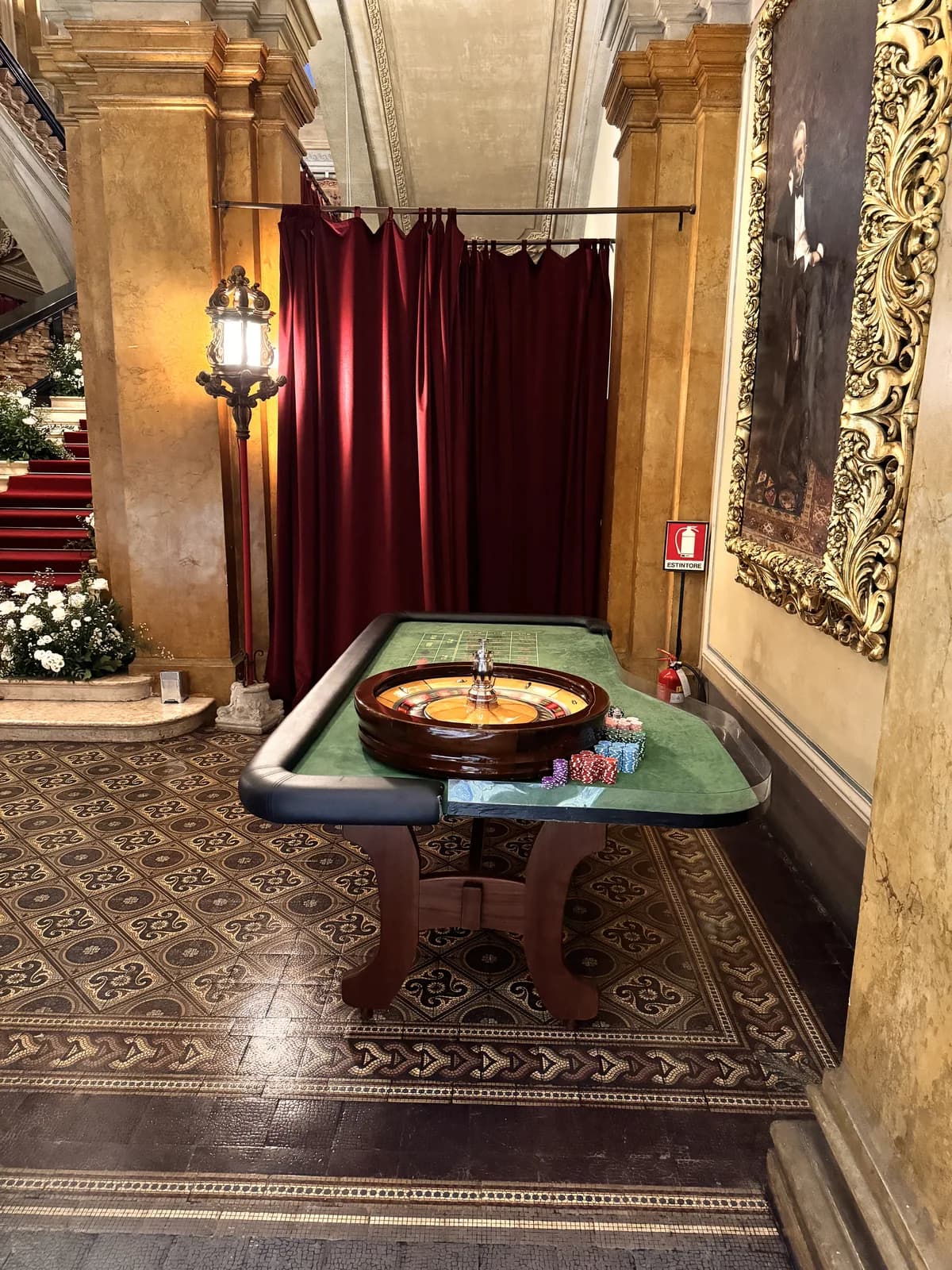 Tavolo da casinò Fun Casinò allestito in un interno con pavimento in marmo
