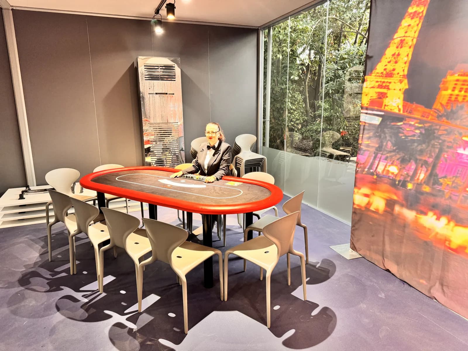 Croupier Fun Casinò a un tavolo da gioco in una sala allestita