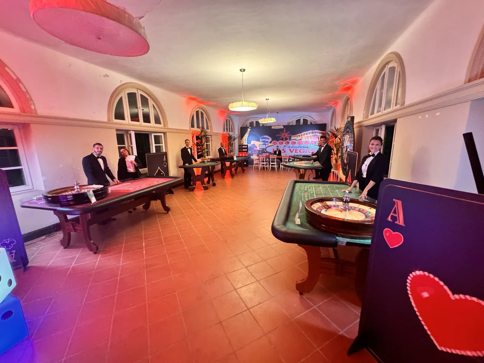 Sala evento Fun Casinò allestita con tavoli da gioco pronti per gli ospiti