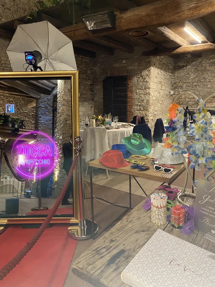 Selfie Mirror Fun Casinò con specchio interattivo e tavolo dei gadget