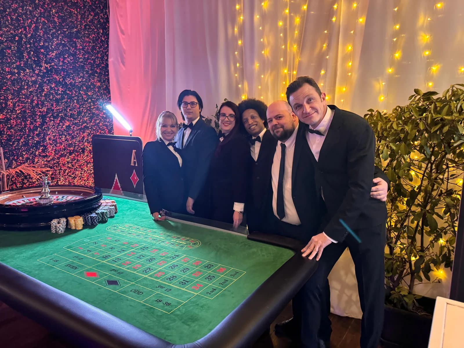 Croupier Fun Casinò intorno a un tavolo da gioco