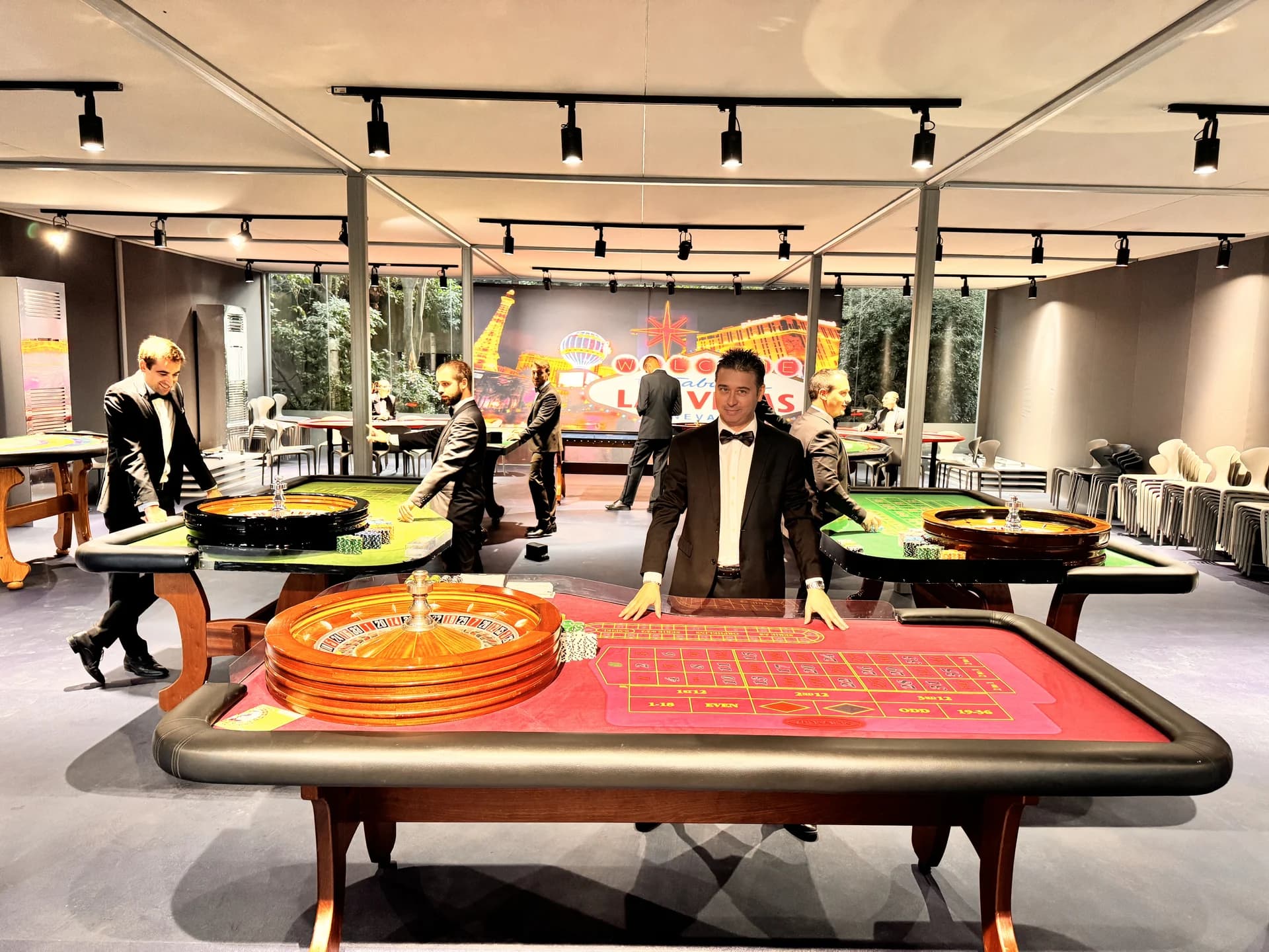 Sala Fun Casinò con più tavoli da roulette e croupier in smoking