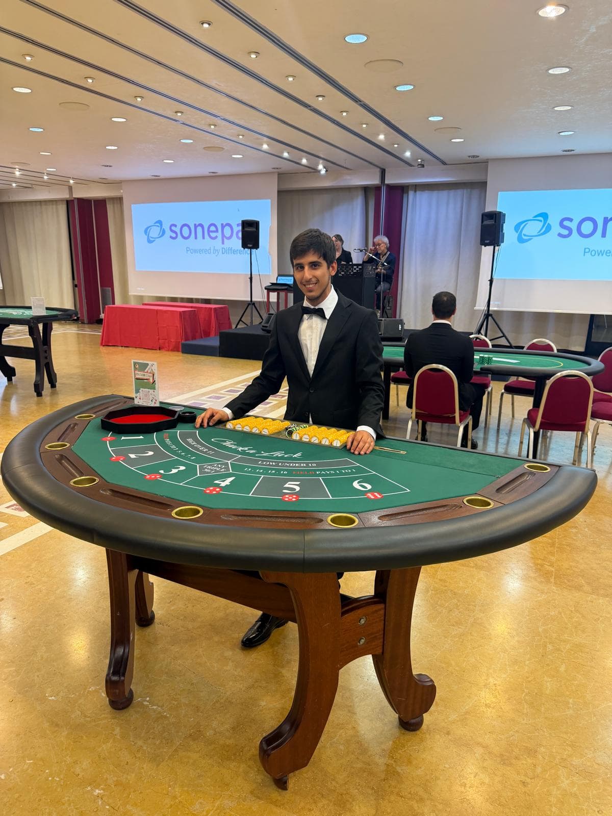 Tavolo Chuck-a-Luck Fun Casinò con croupier durante un evento