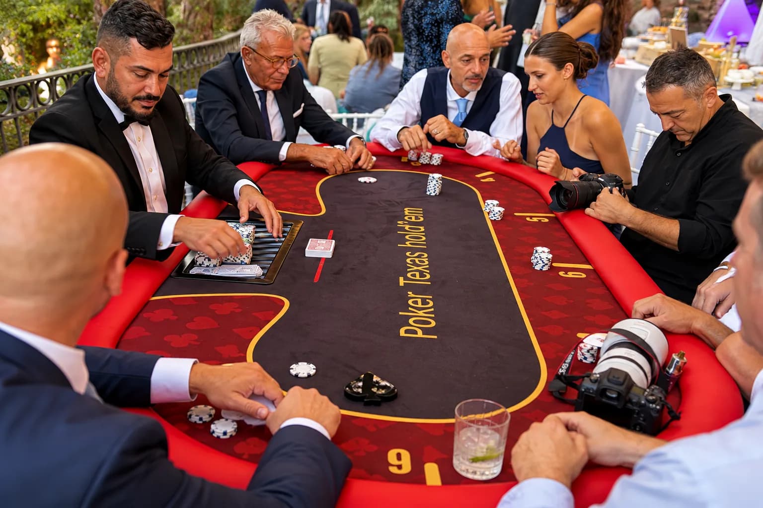 Croupier Fun Casinò in smoking intorno a un tavolo da poker