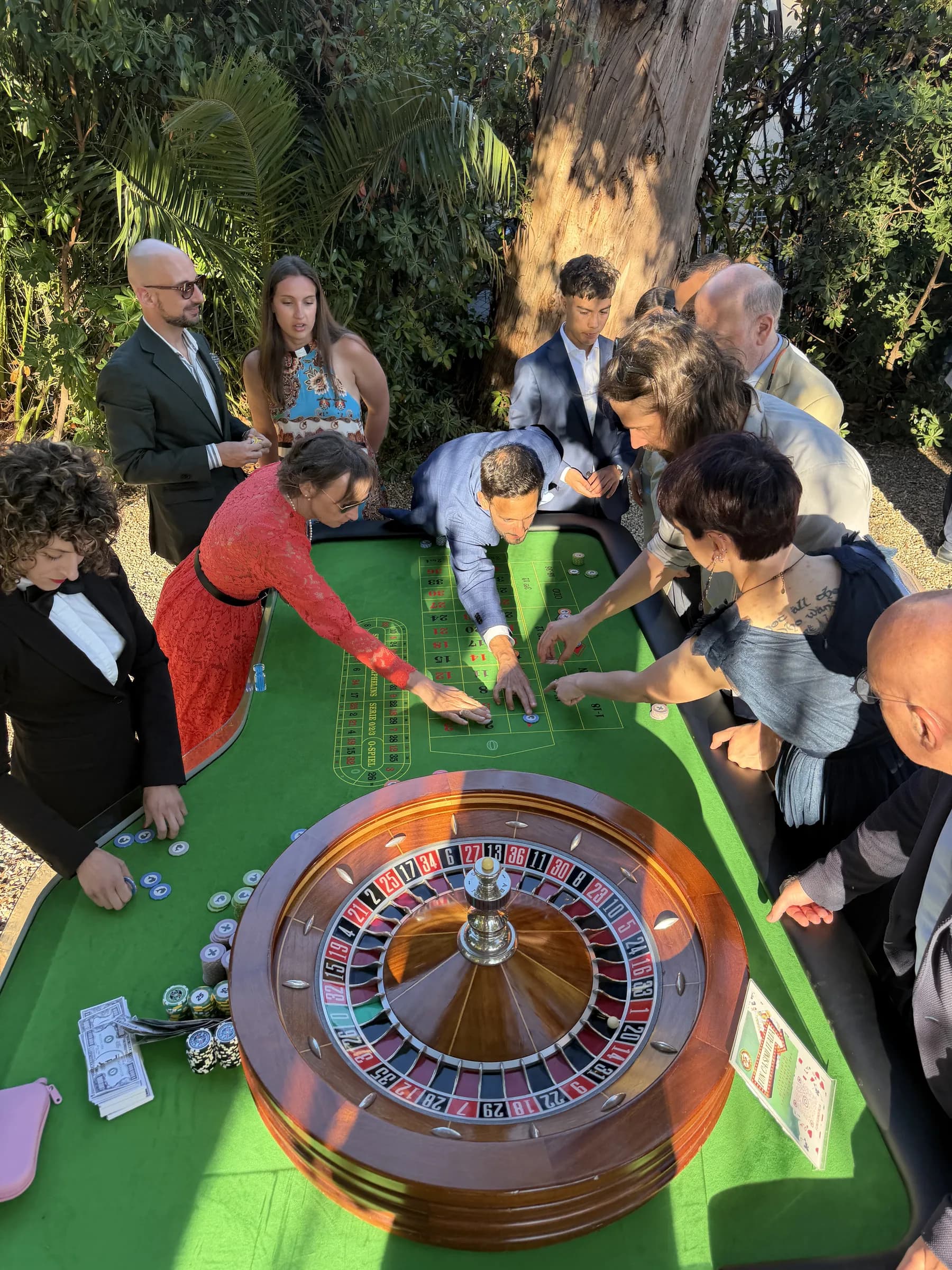 Croupier Fun Casinò al tavolo da roulette con ruota in primo piano