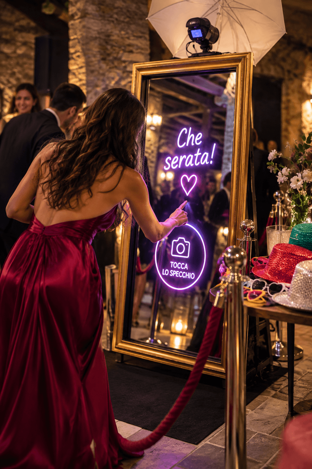 Ospite che utilizza il Selfie Mirror durante un evento