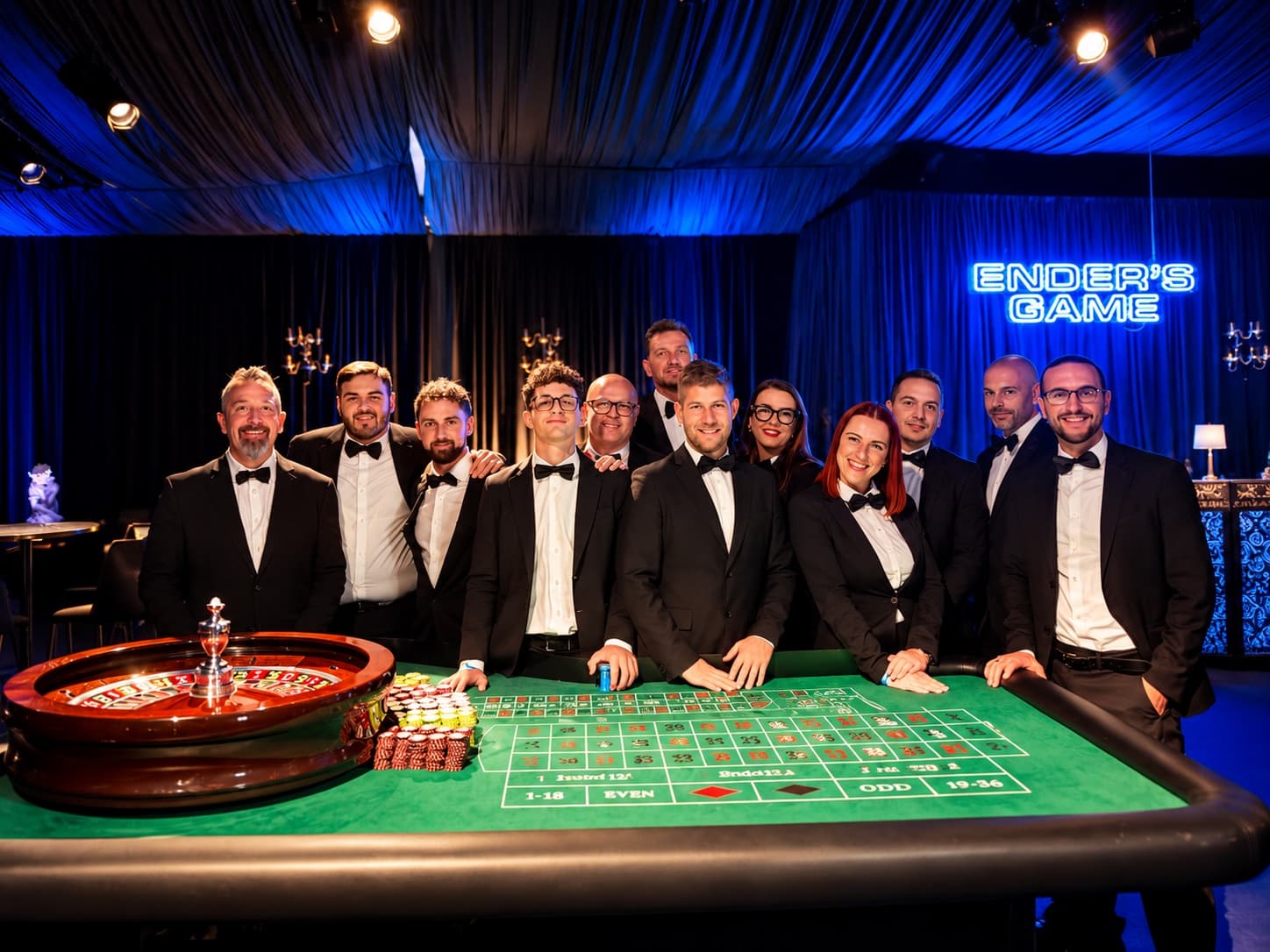 Squadra Fun Casinò in smoking dietro un tavolo da roulette, durante un evento