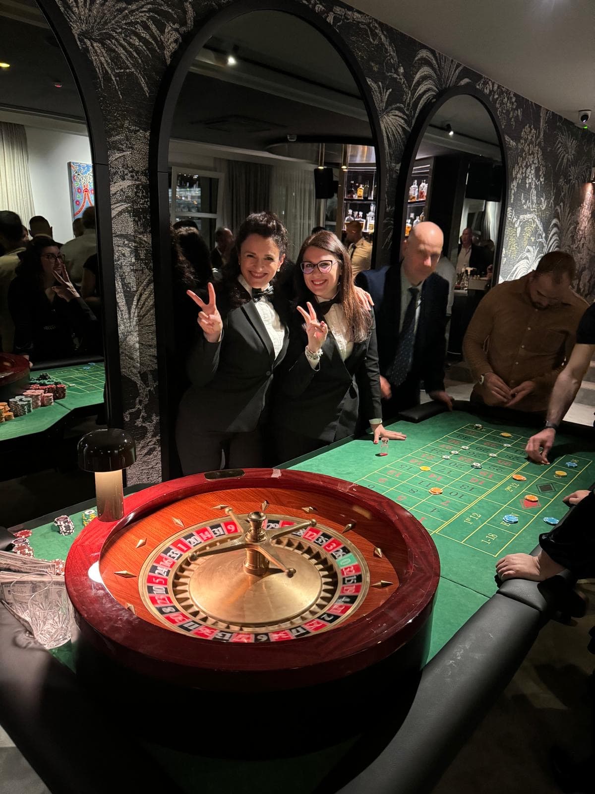 Due croupier Fun Casinò con gli ospiti a un tavolo da roulette