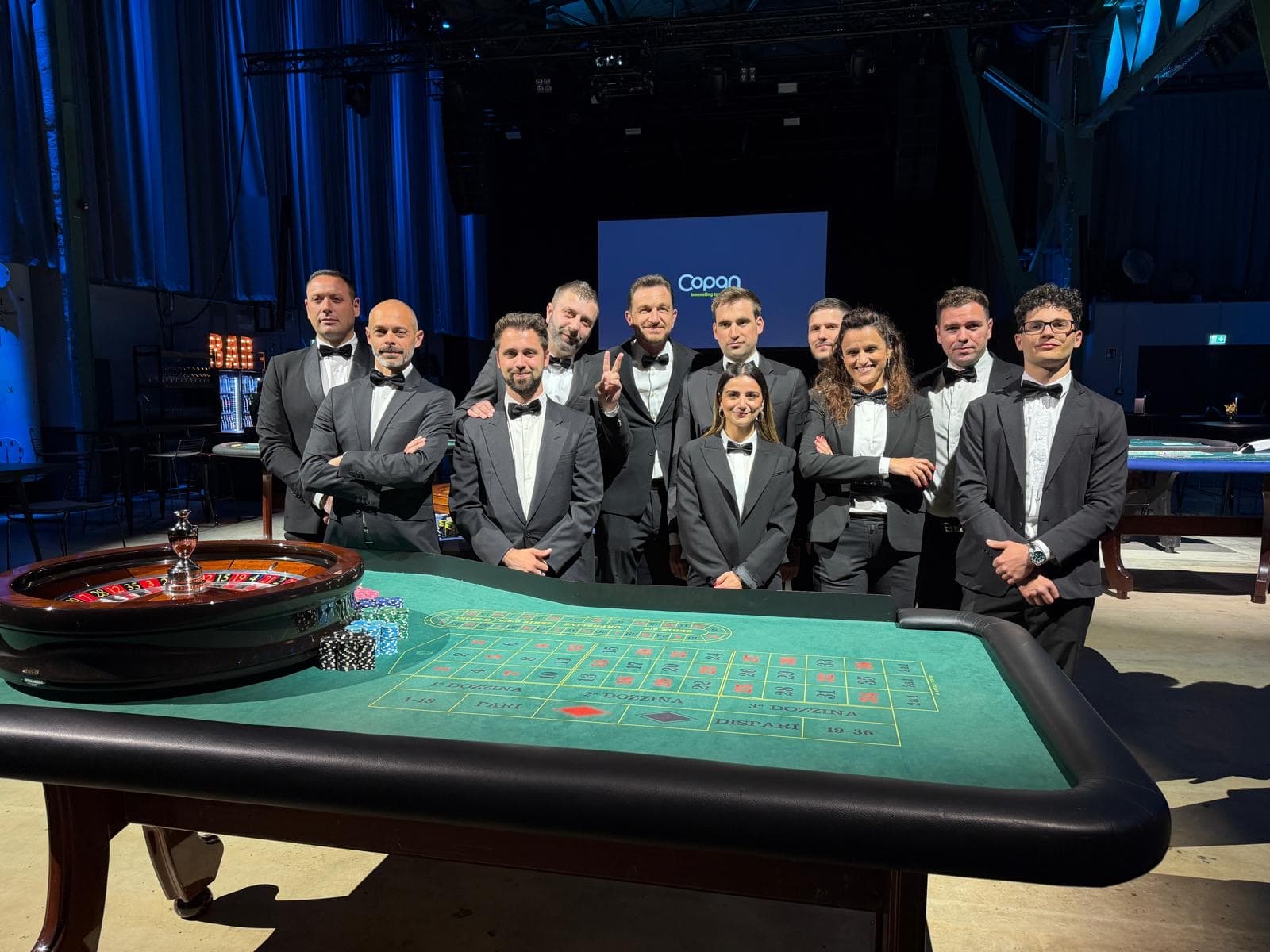 Squadra Fun Casinò in smoking pronta dietro un tavolo da roulette