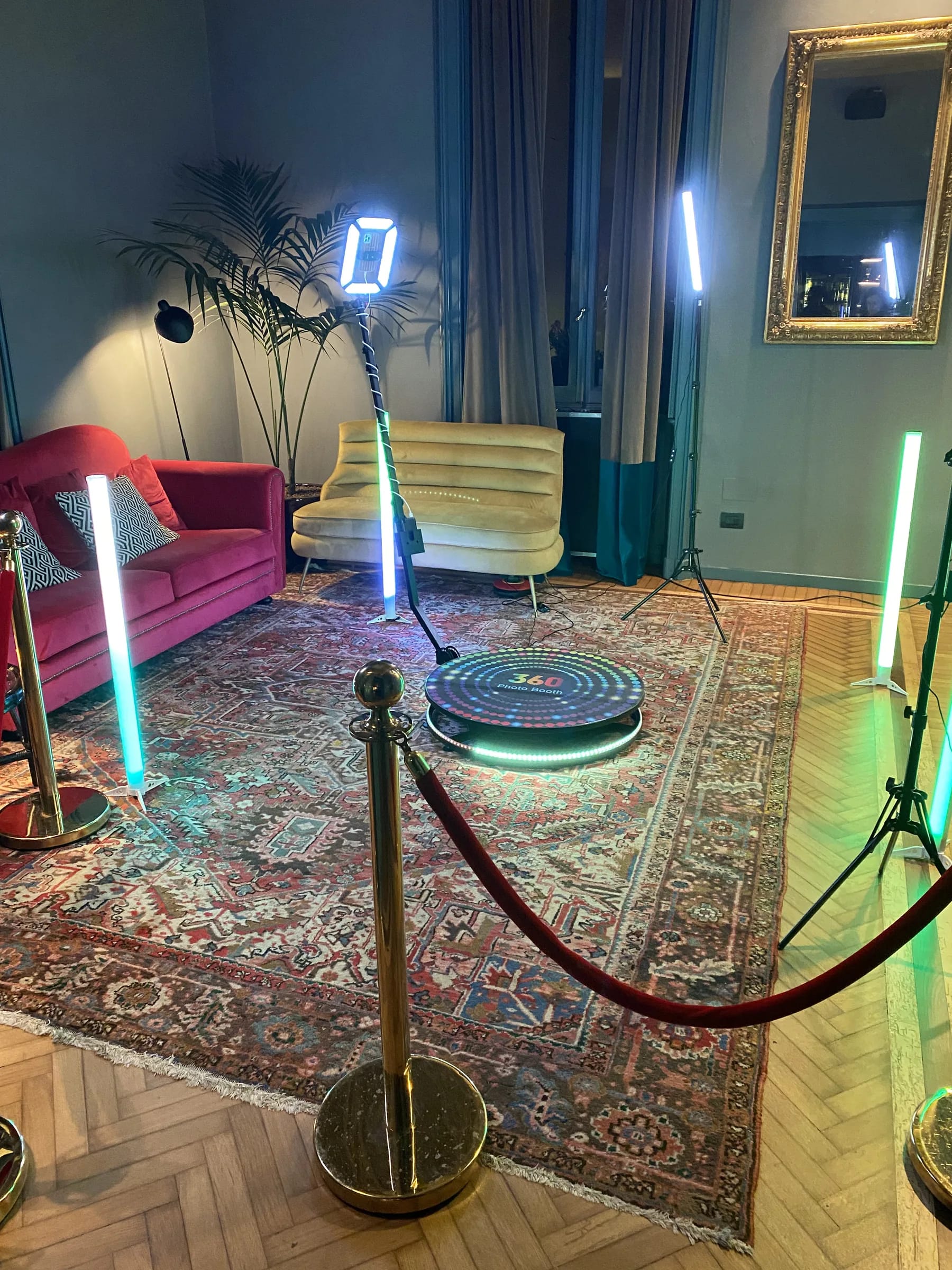 Pedana 360 illuminata in un salone, con luci e cordone
