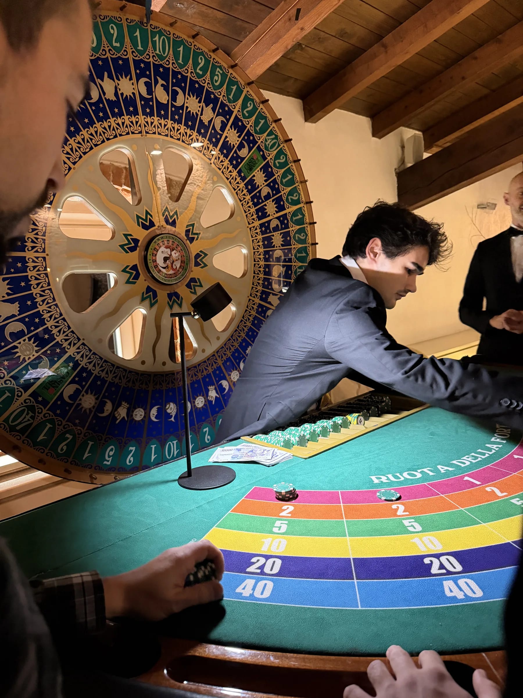 Croupier e ospiti al tavolo della ruota della fortuna