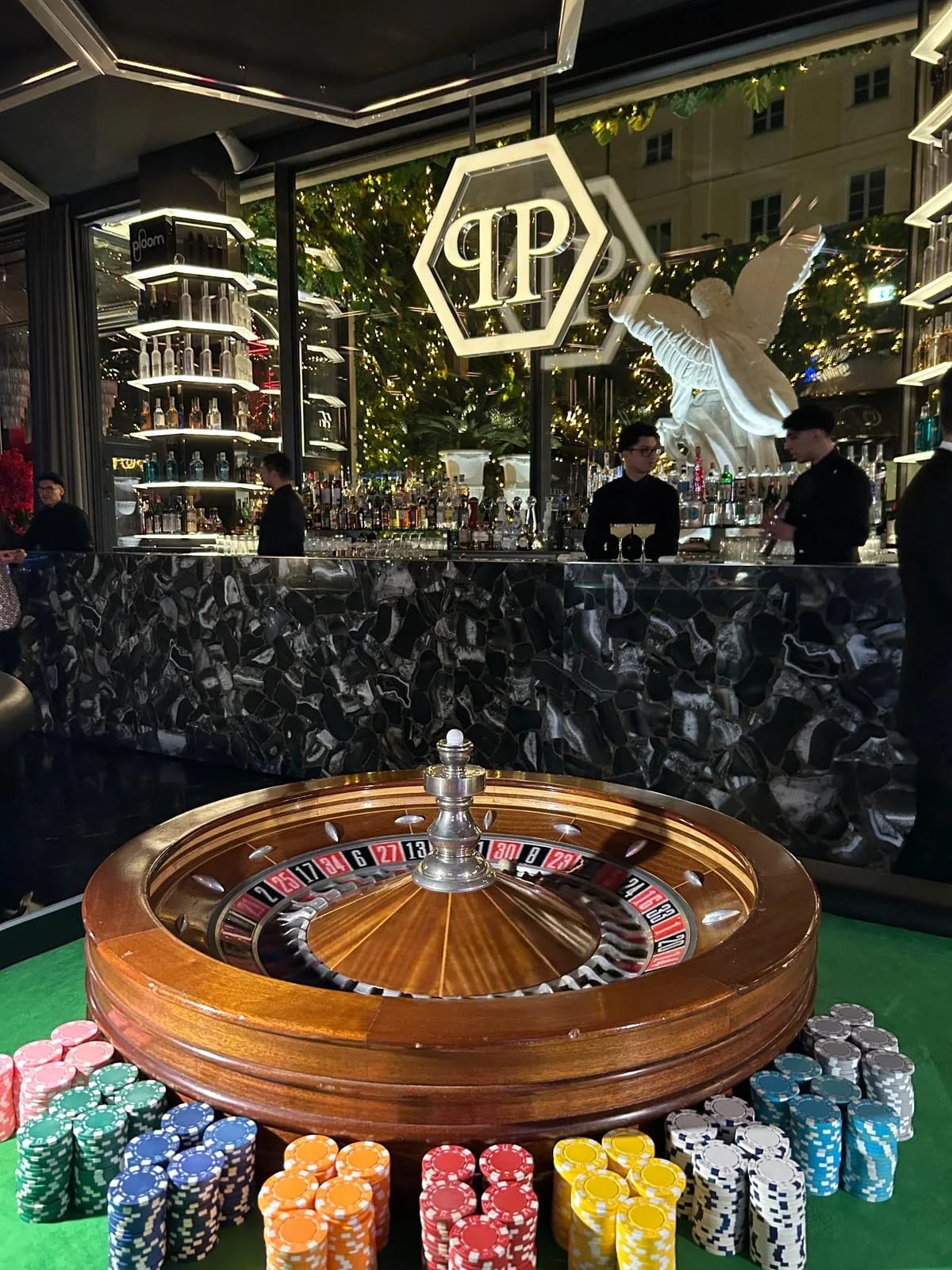 Ruota della roulette e fiches colorate in primo piano