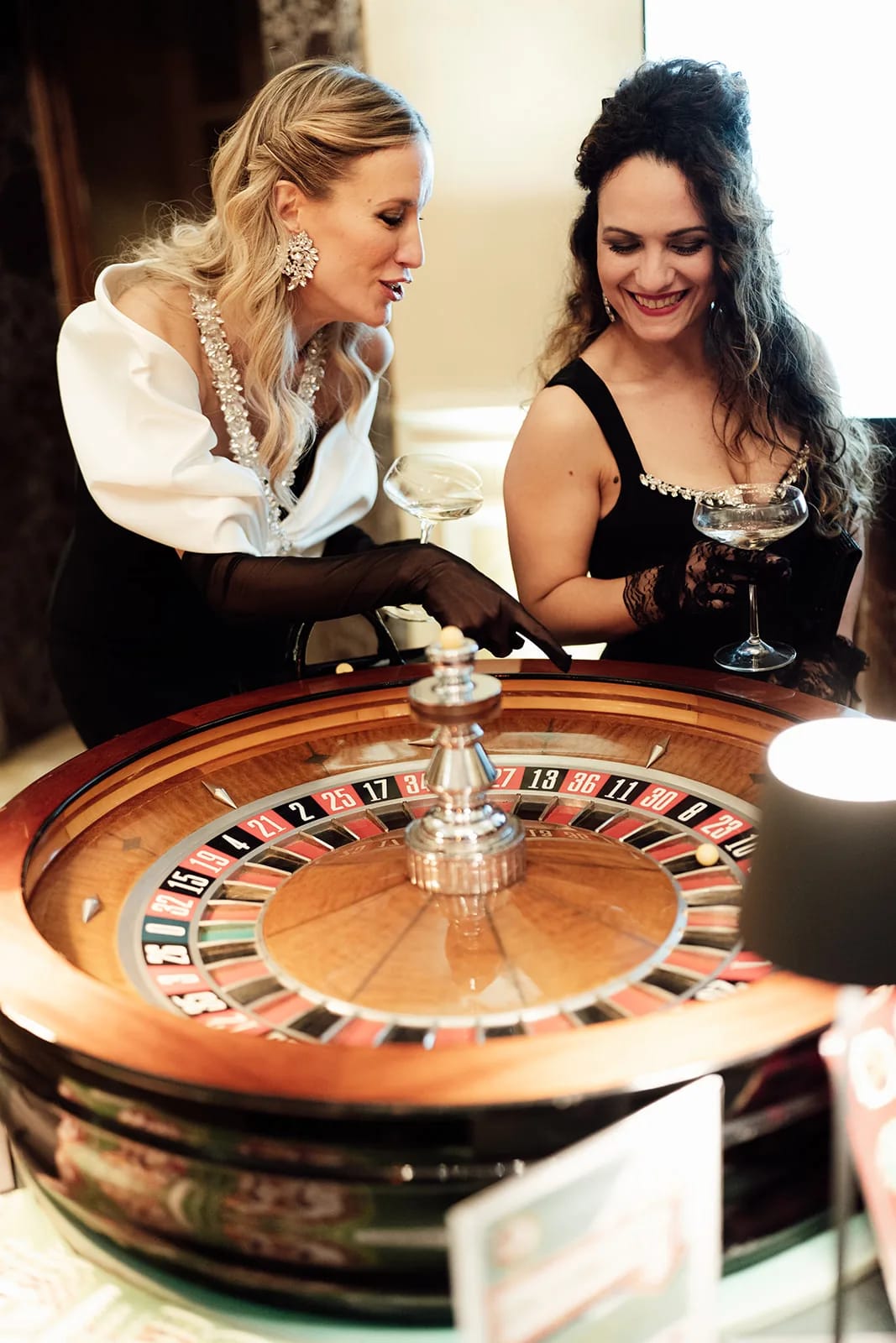 Due ospiti sorridenti al tavolo da roulette