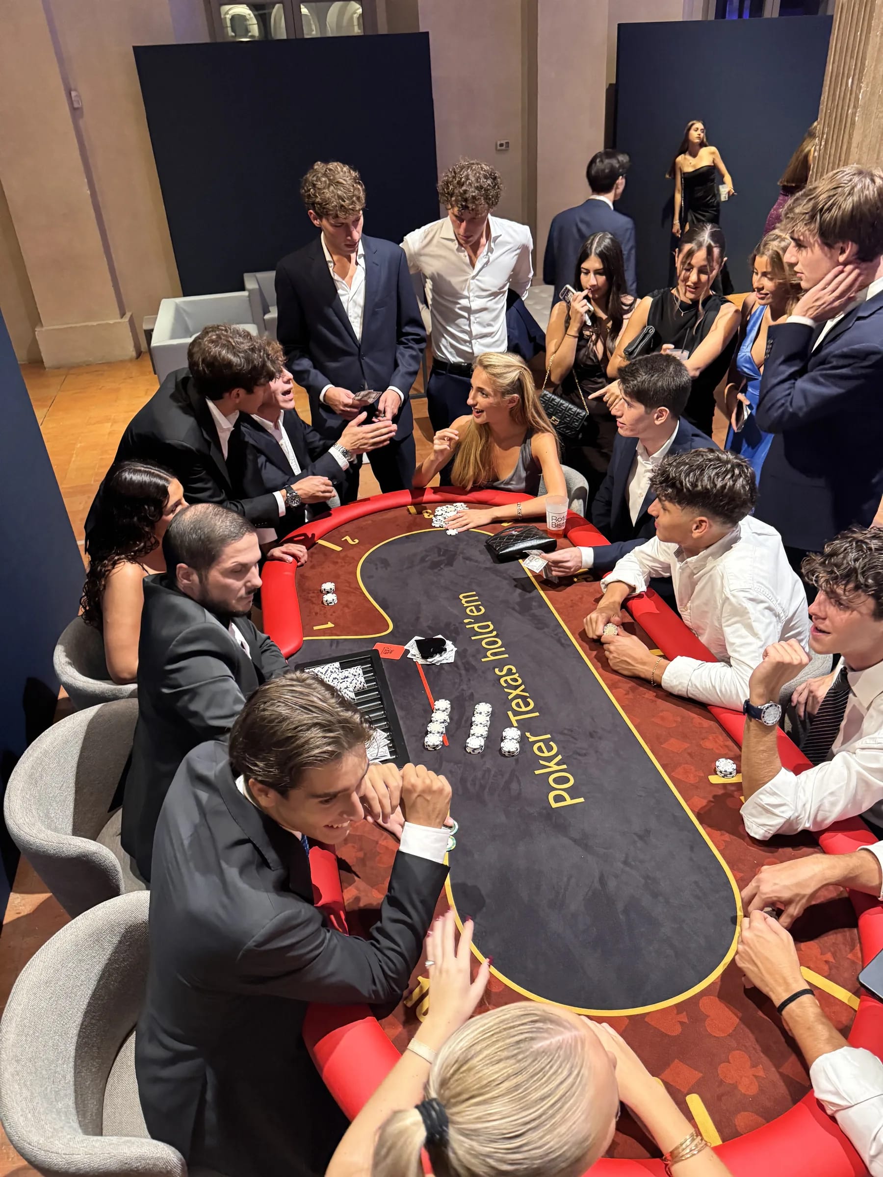 Ospiti intorno al tavolo da poker in un momento di gioco