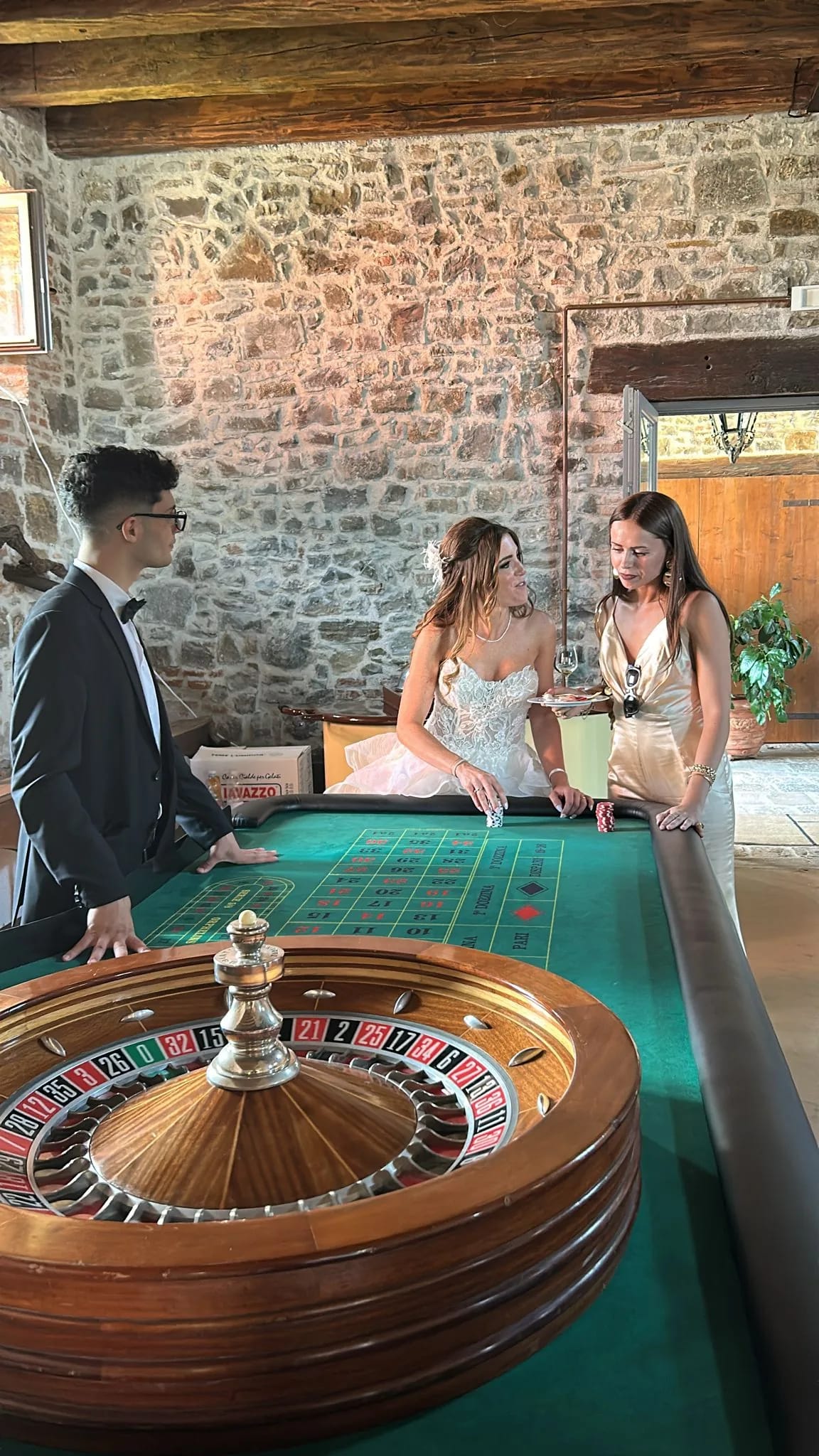 Conversazione tra ospiti e croupier al tavolo da roulette