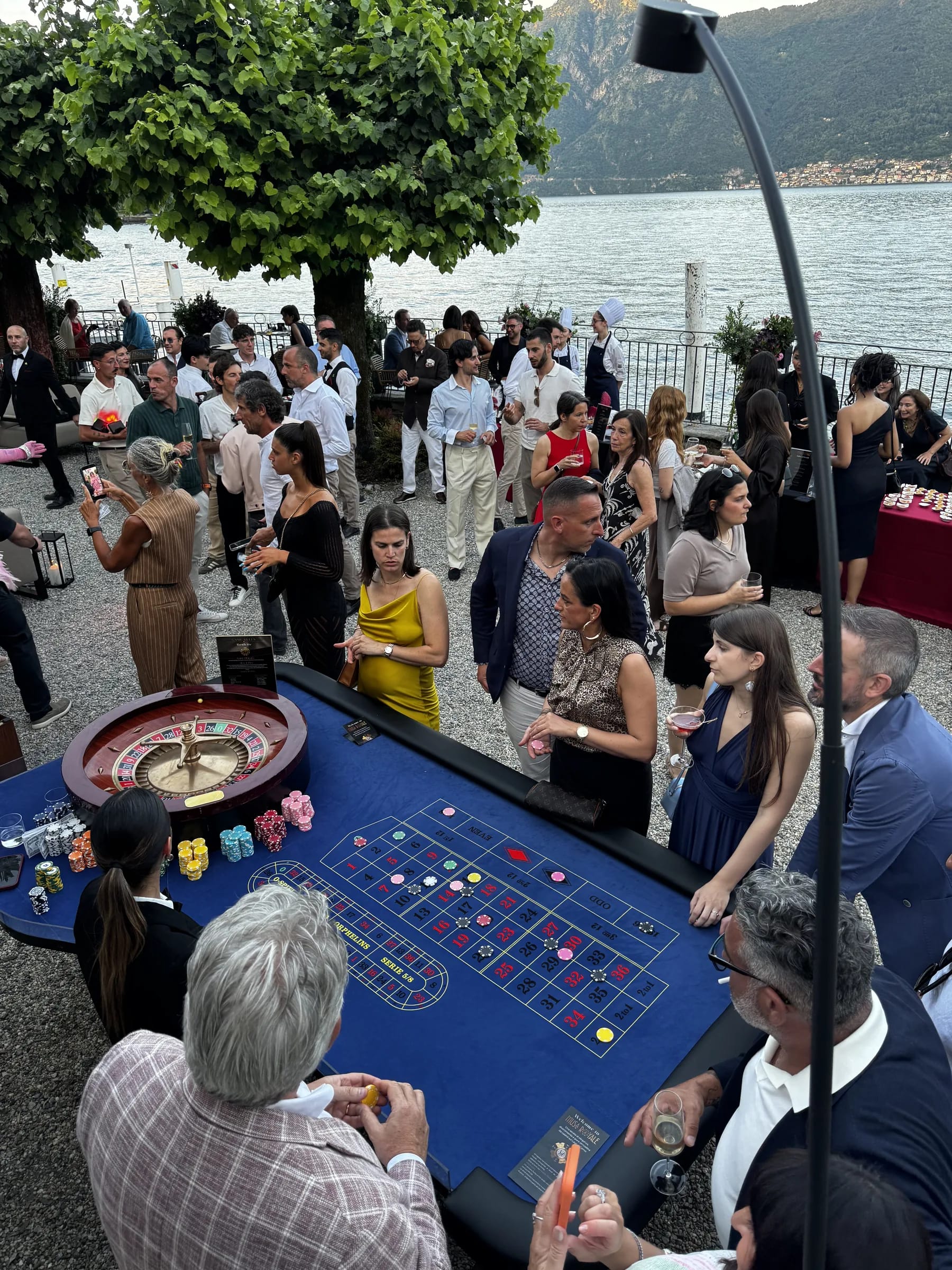 Roulette in terrazza sul lago, con ospiti intorno al tavolo