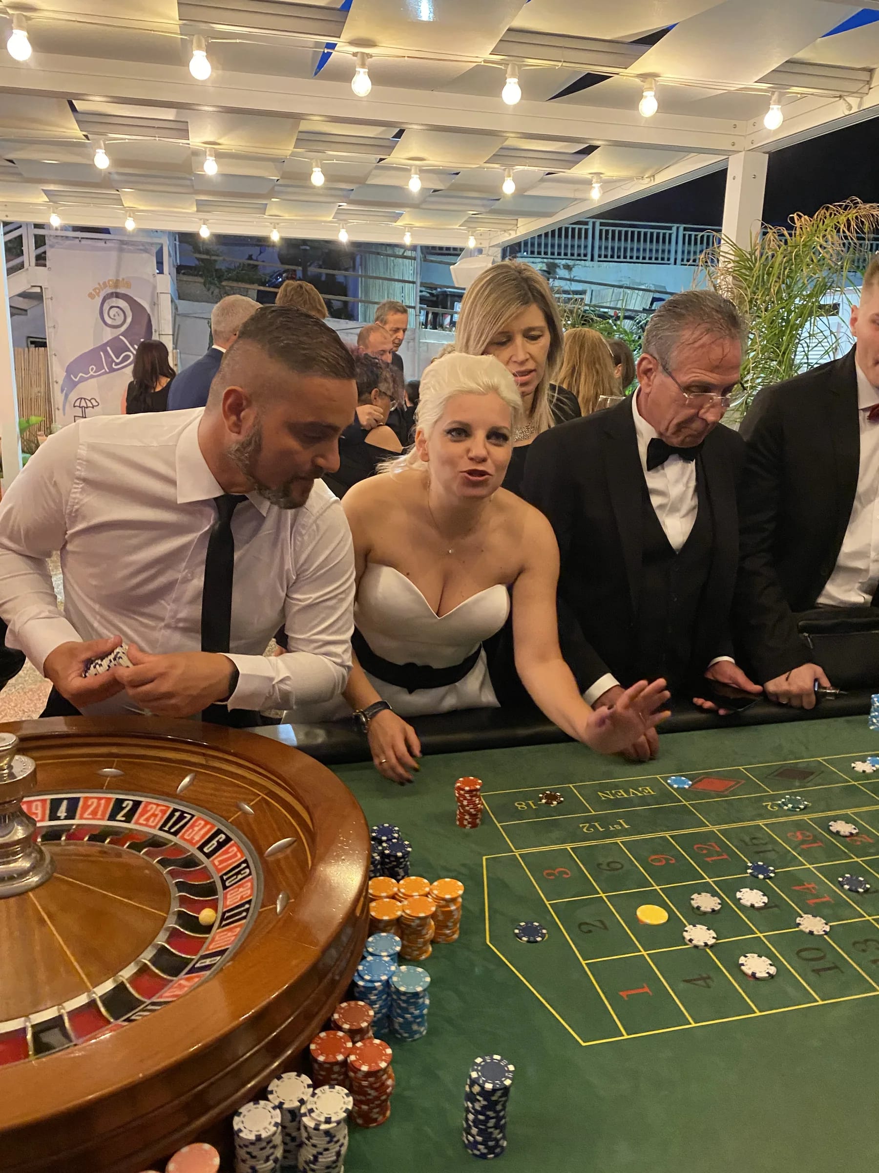 Sposa al tavolo da roulette durante un matrimonio