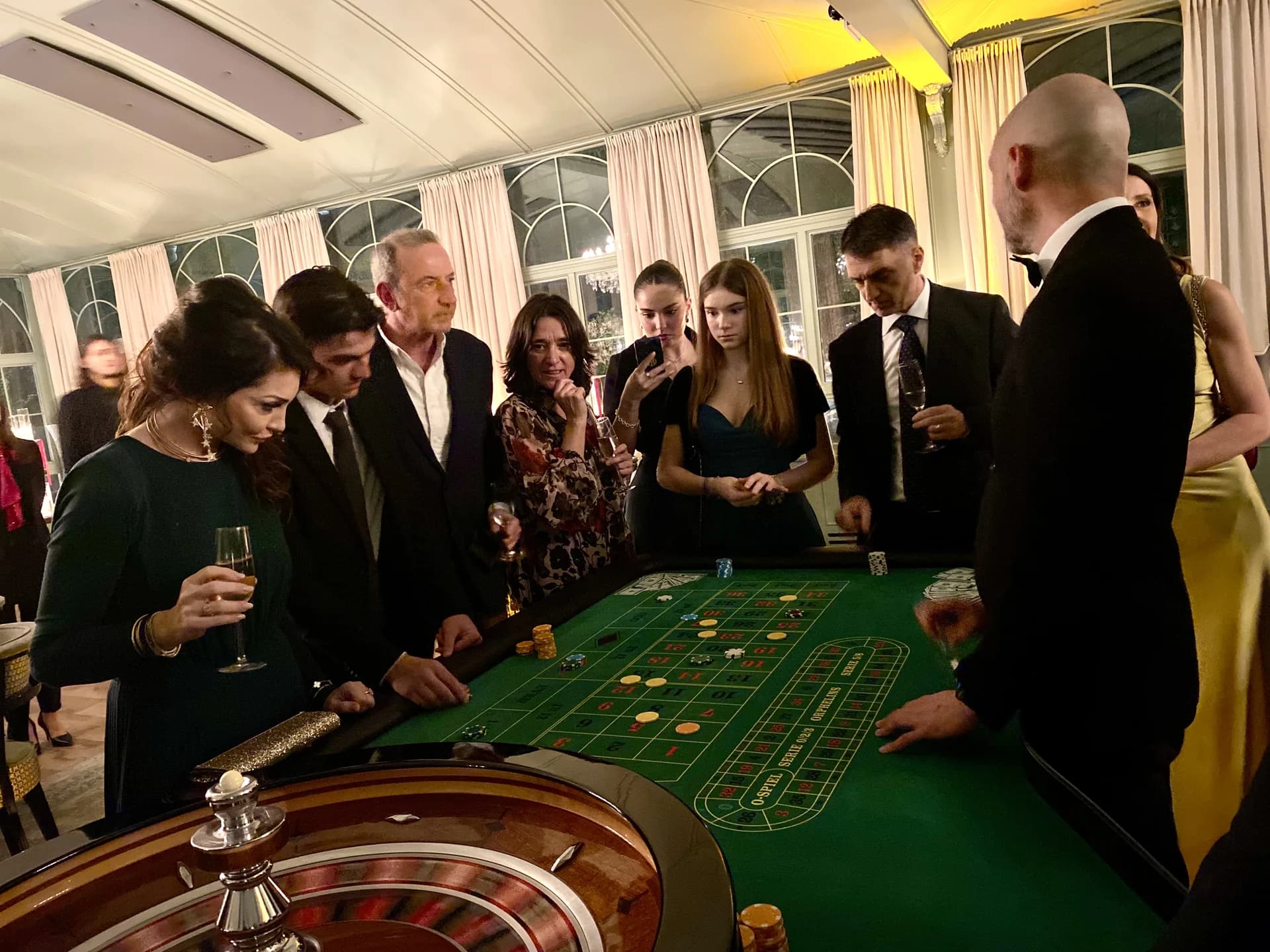 Ospiti e croupier intorno a un tavolo da roulette durante un evento Fun Casinò