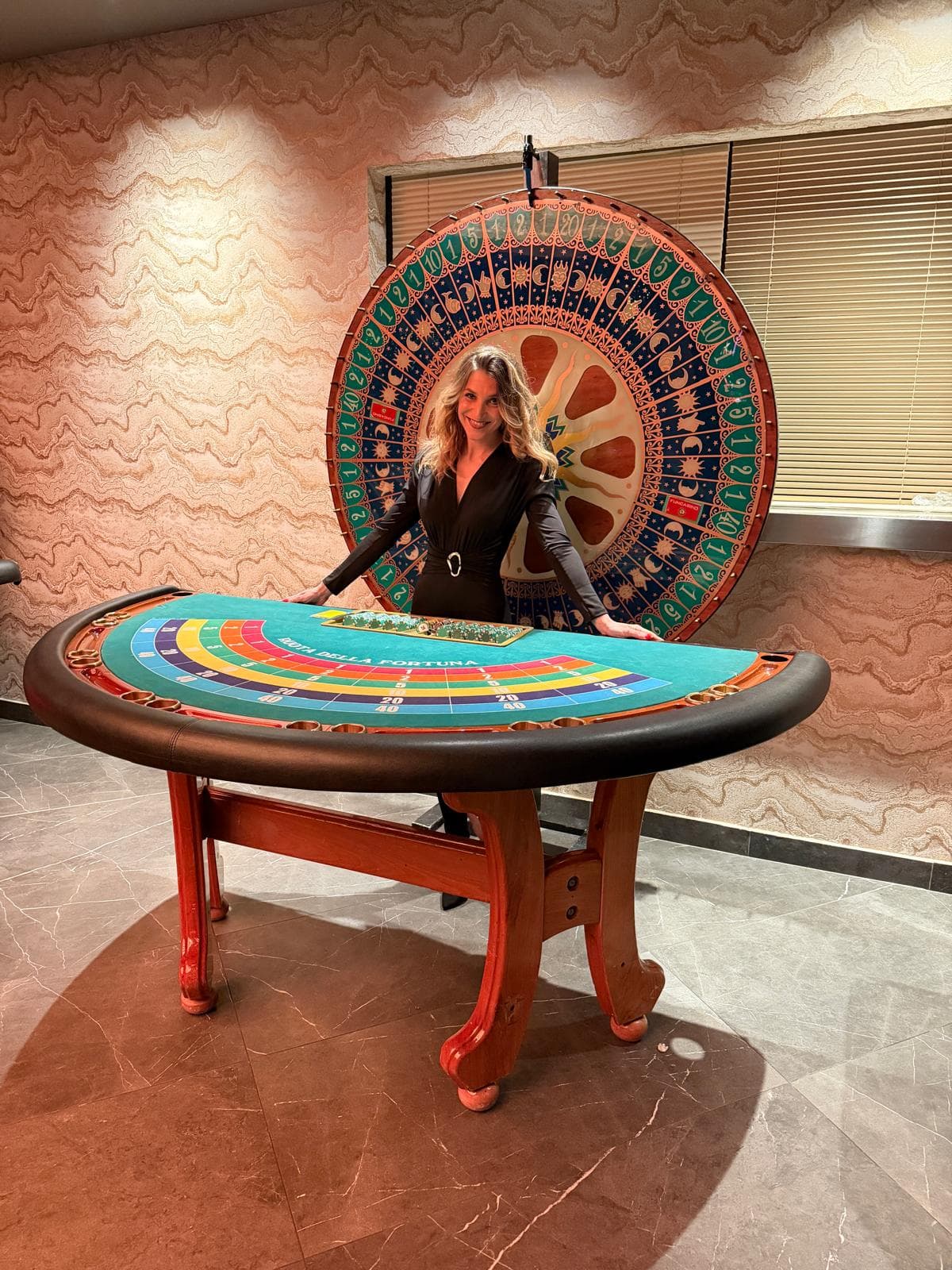 Tavolo e ruota della fortuna Fun Casinò allestiti, senza pubblico