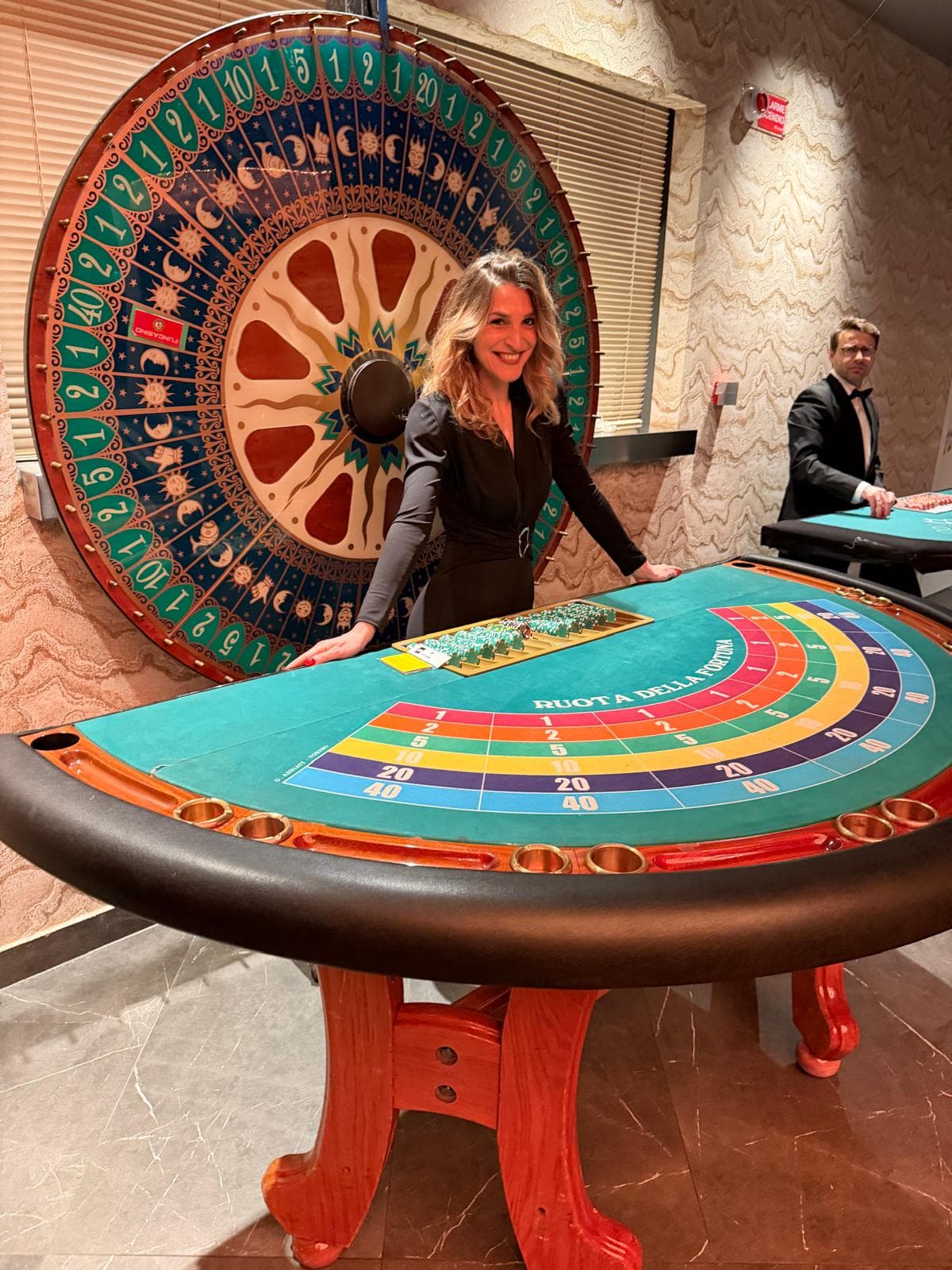 Setup del tavolo Ruota della Fortuna Fun Casinò con croupier accanto alla ruota